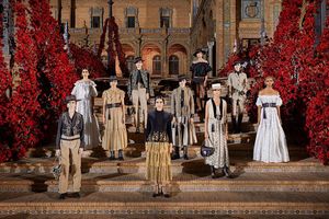Chapeaux, dentelles, jupons, bottes cavalières, broderies d'or : le défile Croisière 2023 de Dior rend hommage à l'Andalousie.