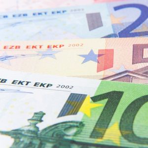 L'euro plonge de 10 % face au dollar cette année.