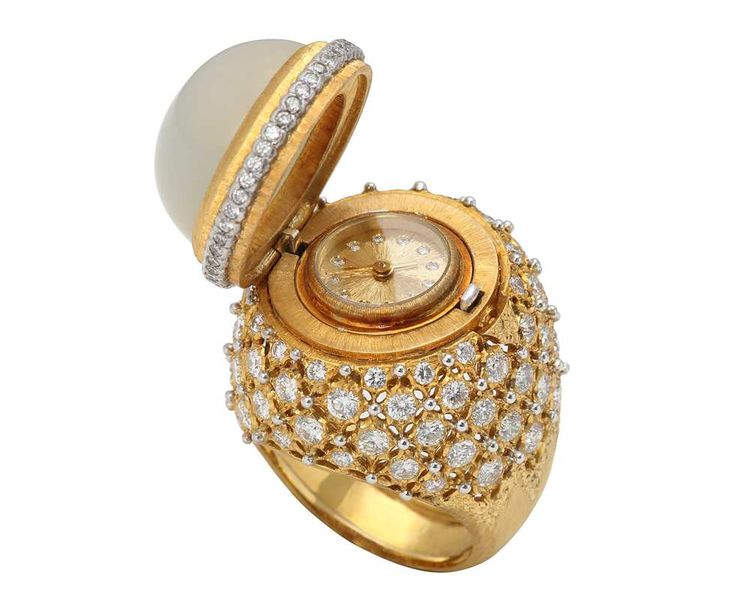 Buccellati 2009  : Montre bague en or gravé diamants et cabochon d’opale