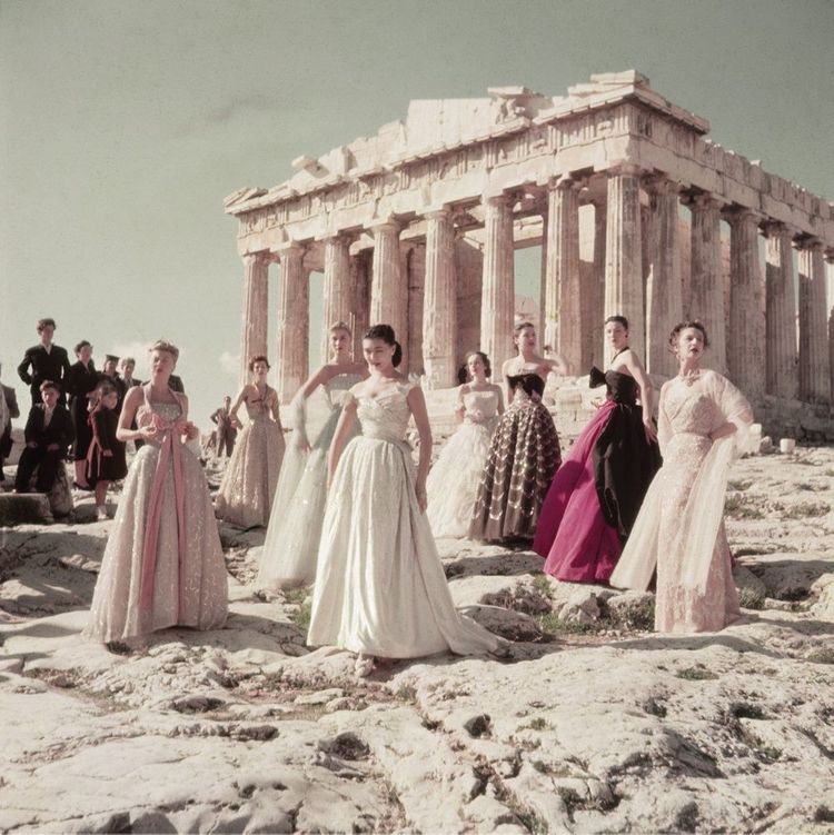 les modèles Dior à Athènes, en 1951 ;