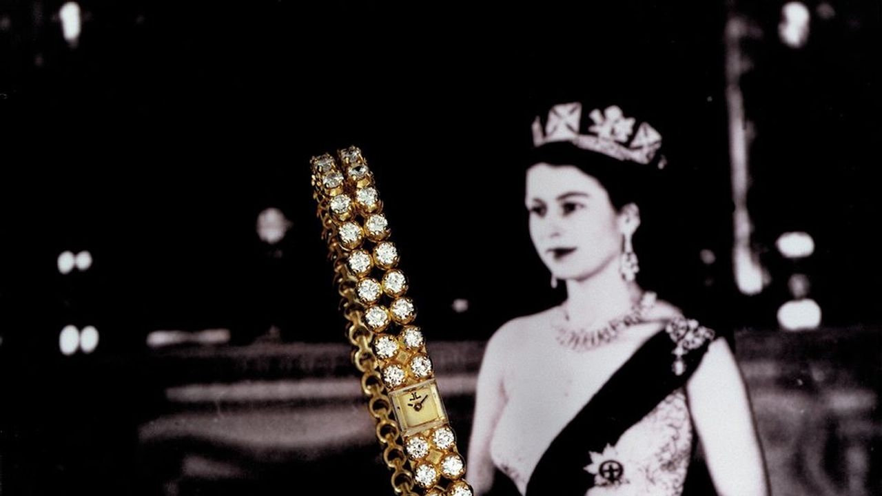 Lors de son couronnement en 1953, la reine d’Angleterre Elizabeth II porte une montre baguette Calibre 101 de Jaeger-LeCoultre