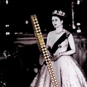 Lors de son couronnement en 1953, la reine d’Angleterre Elizabeth II porte une montre baguette Calibre 101 de Jaeger-LeCoultre