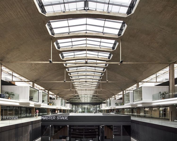 La Station F, ancienne Halle Freyssinet située dans le 3e arrondissement de Paris, est le plus grand campus de start-up du monde.