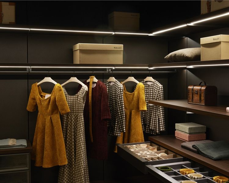 Pour ce dressing, The Styling Closet, le client choisit tout, y compris les vêtements créés par Marta en tissu Molteni.