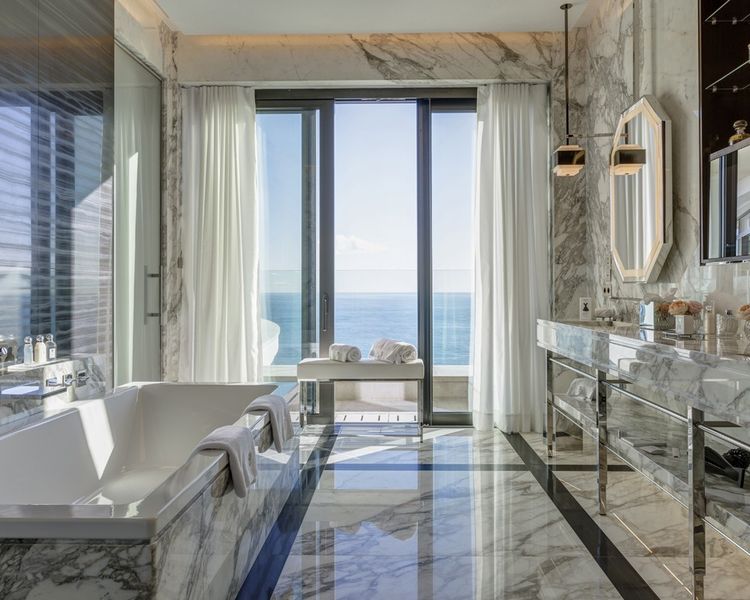 Dans les salles de baisn, du marbre, des douches hammam et toujours le bleu de la Méditerranée.