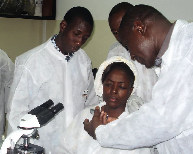 Formation de techniciens de laboratoire dans le cadre du programme Resaolab en Afrique de l'Ouest.