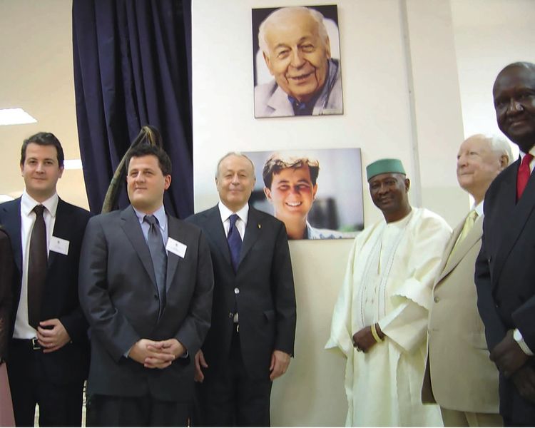 Alexandre, Christophe et Alain Mérieux en 2005, lors de l'inauguration du Laboratoire Rodolphe Mérieux à Bamako au Mali, en présence de Pierre Messmer.