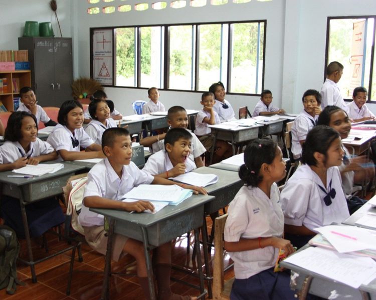 En Thaïlande, les enfants de la Maison de l'Espoir qui est soutenue par le mécène.