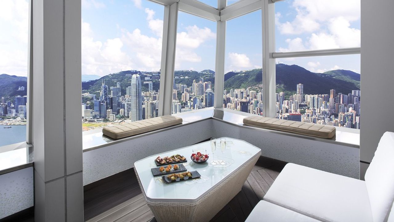 Le rooftop de L'Ozone du Ritz-Carlton surplombe Hong Kong
