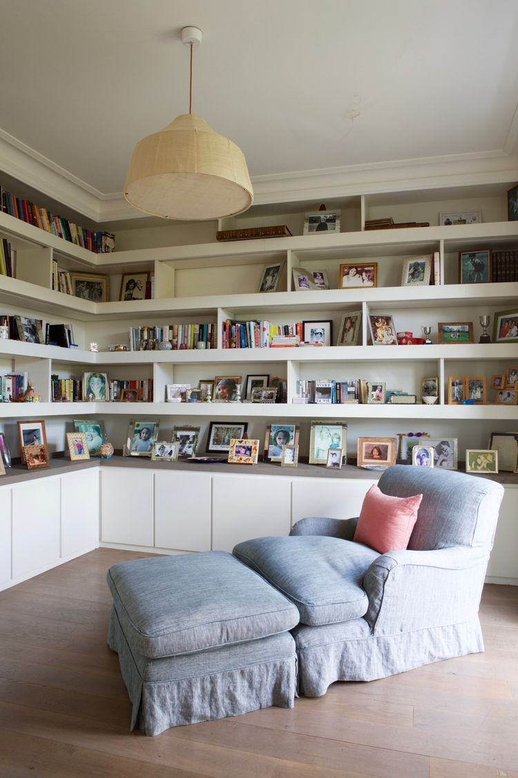 Lumineuse et confortable, la maison est remplie de photos, de livres et de souvenirs