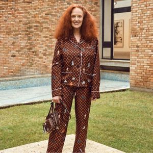 Grace Coddington à la fondation Maeght à Saint-Paul-de-Vence pour le défilé Croisière 2019. Elle porte le pyjama en soie et les sacs « Paname » de sa collab avec Nicolas Ghesquière, le directeur artistique de Louis Vuitton.