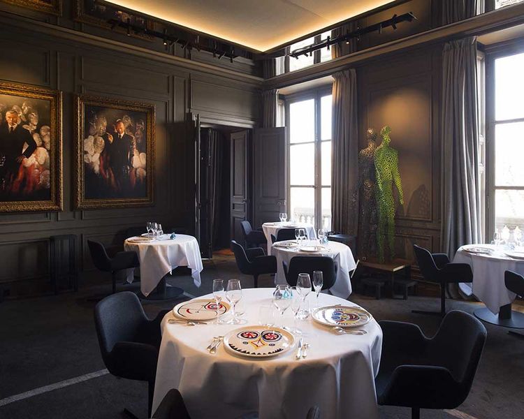 Des artistes tels que Pierre et Gilles et Fabrice Hyber exposé au restaurant Guy Savoy à la Monnaie de Paris.
