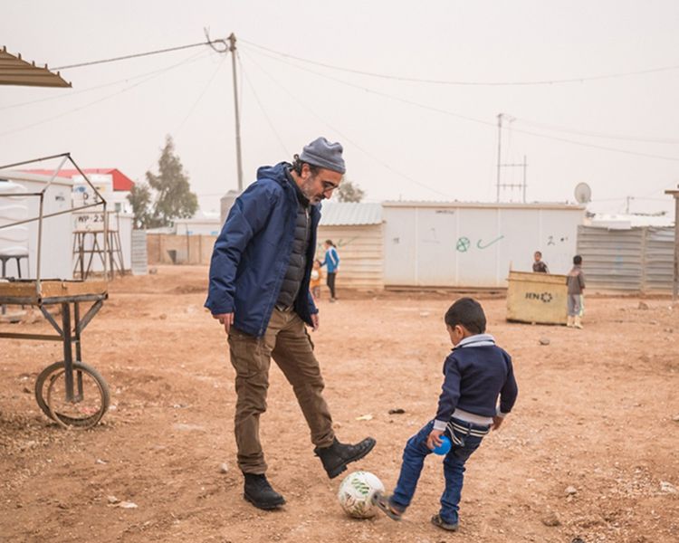 Hamdi Ulukaya visitant un camp de réfugiés en Jordanie en tant qu'Eminent défenseur de l'HCR.