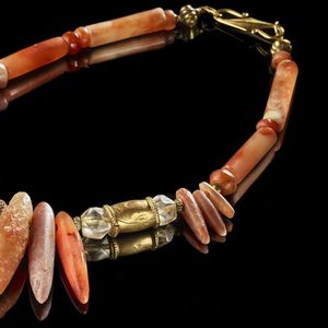Cornalines du Mali du Néolithiques, perles tubulaires en cornalines du Pérou (vers le 15ème siècle), deux perles en or du Tamil Nadu datant de la fin du 19ème - début du 20ème siècle, une longue perle en vermeil d'Oman, deux perles de cristal de roche d'Afghanistan, deux perles (proches du fermoirs) en vermeil du Rajasthan (première moitier du 20ème siècle), fermoir en vermeil.