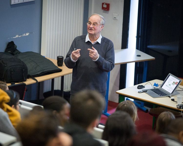 L'intervention du professeur Jacques Livage, chaire de chimie, au lycée Galilée à Gennevilliers, en décembre 2017.