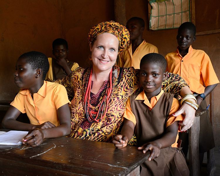 Lisa Lovatt-Smith avec des enfants du Ghana aidés par OAfrica