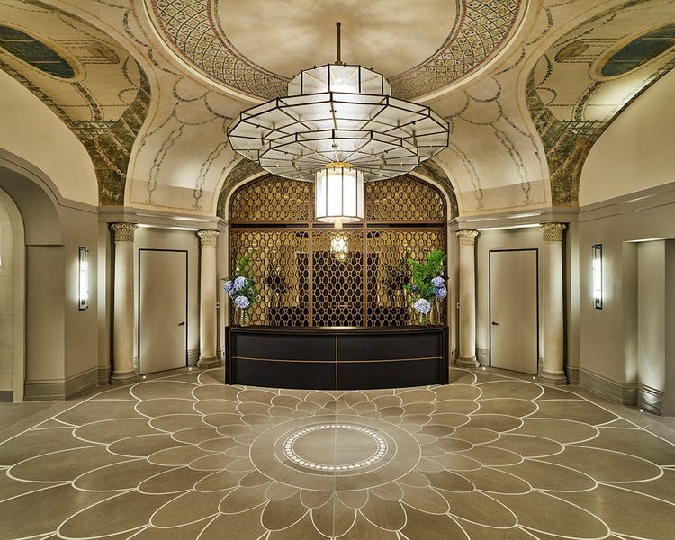 Le sol en damier noir et blanc du lobby a été remplacé par des écailles dans le style Art Déco.