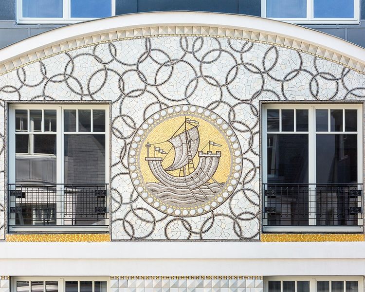 L'emblème du Lutetia sur la facade intérieure, emblème de Lutèce, Paris.