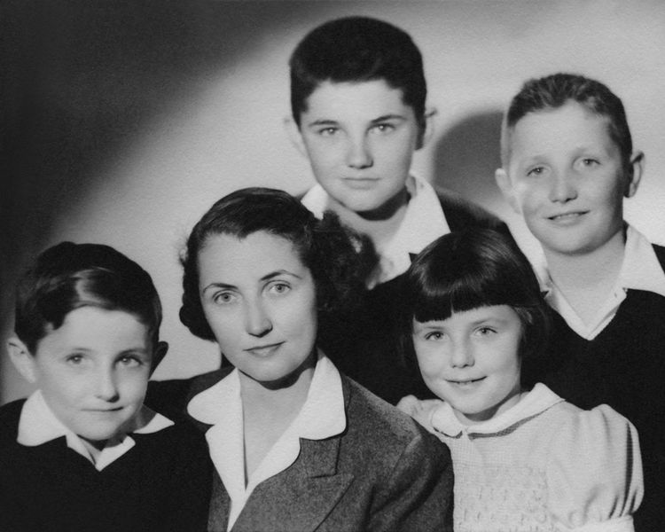 La famille Cassegrain, avec de gauche à droite, Dominique, Renée (la mère), Philippe, Brigitte et Jean-François.