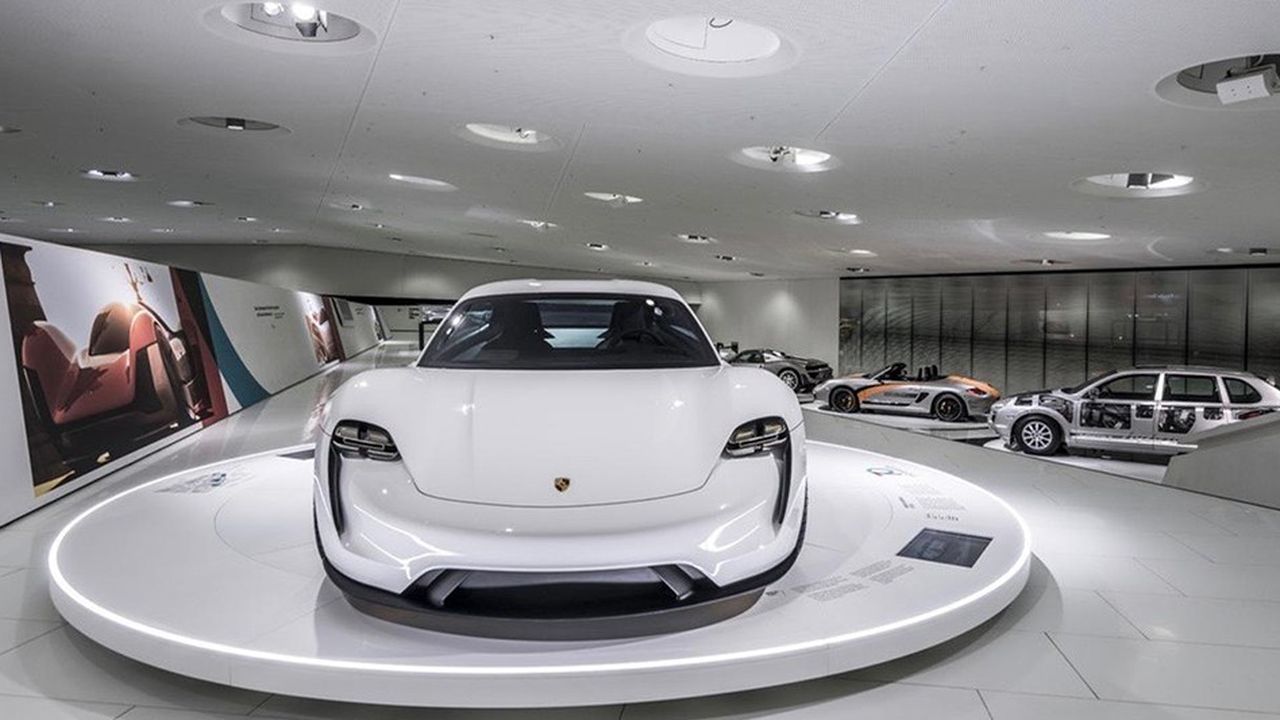 La Taycan, première voiture électrique de Porsche exposée en majesté au Porsche Museum de Stuttgart.