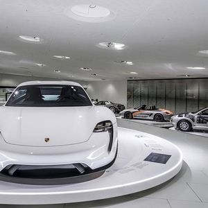 La Taycan, première voiture électrique de Porsche exposée en majesté au Porsche Museum de Stuttgart.
