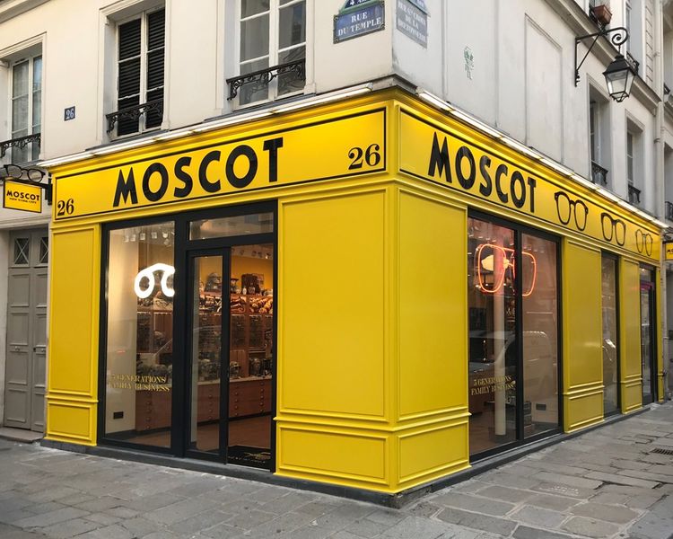 L'extérieur de la nouvelle boutique Moscot à Paris dans le Marais