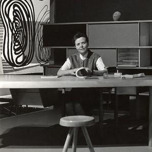 Charlotte Perriand en 1955, entourées de pièces emblématiques.