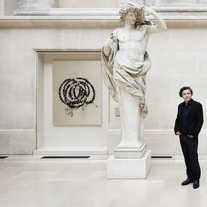 Jean-Michel Othoniel au Louvre, devant deux pièces de son exposition «La Rose du Louvre»