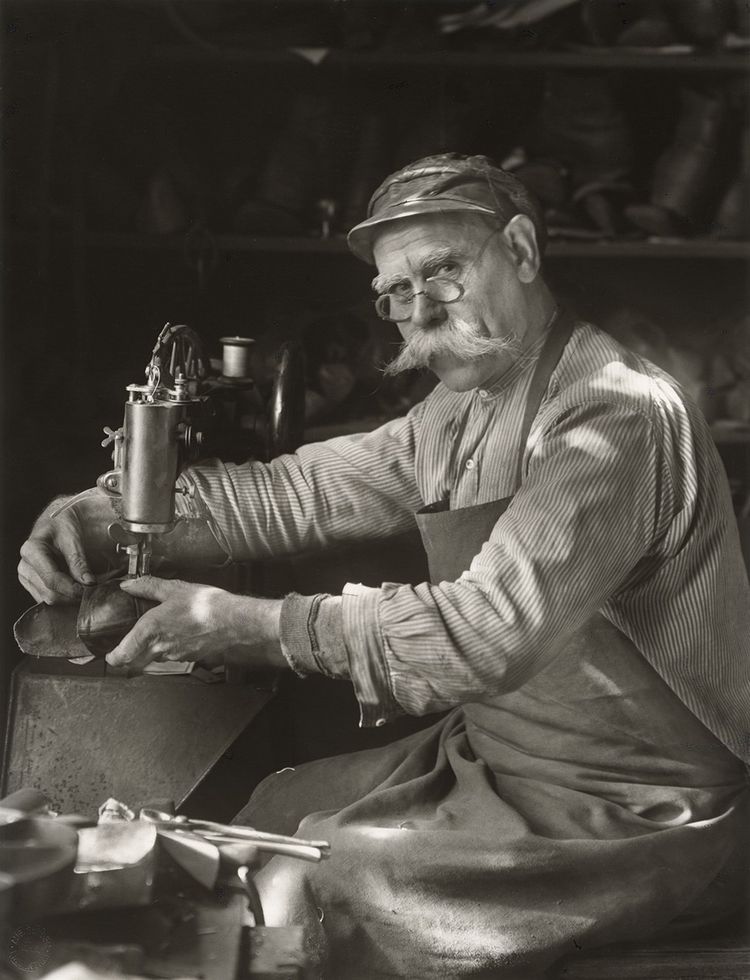 «Schuhmachermeister (Master Shoemaker)» (1940-1942, tirage de 1950), d'August Sander
