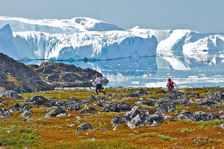 En 2009, dans la baie d'Ilulissat, au Groenland, les enfants font une pause sur la terre ferme