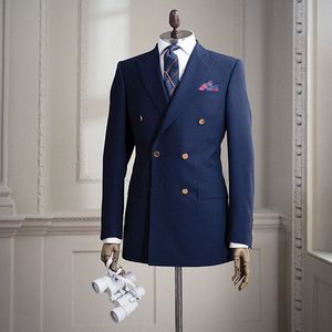 Un blazer navy de la collection « Bespoke » de J.P. Hackett