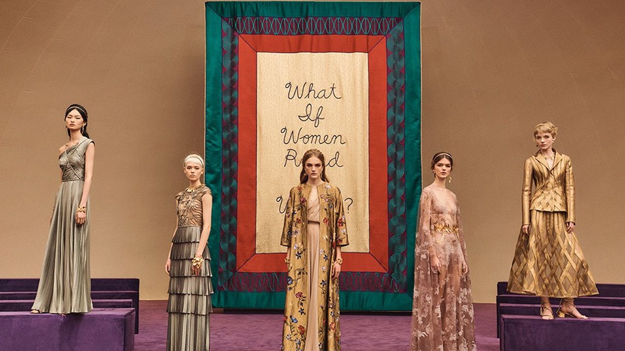 Les mannequins et leur allure olympienne, posent devant l'étandard « what if women ruled the world  ? »