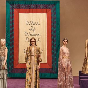 Les mannequins et leur allure olympienne, posent devant l'étandard « what if women ruled the world  ? »