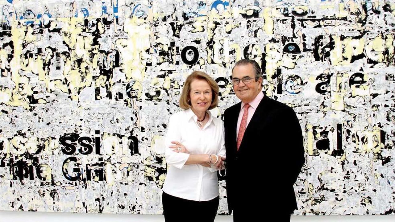 Ci-contre : Rosa et Carlos de la Cruz, devant un tableau de l’artiste américain Mark Bradford – Untitled, 2011.