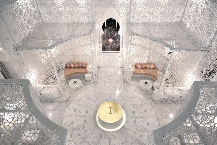 Le spa du Royal Mansour et son atrium en ferronnerie de dentelle blanche, gorgé de lumière naturelle.