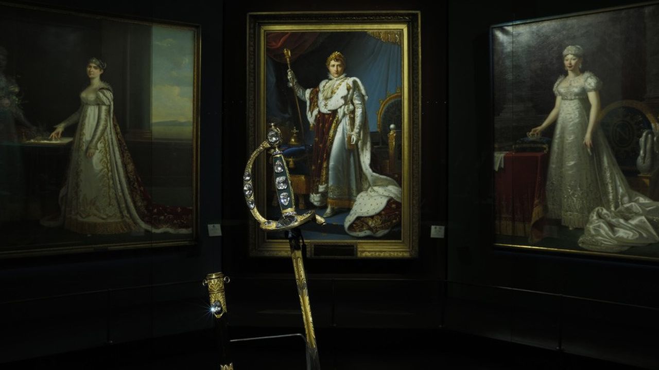l’épée consulaire de Napoléon Ier sertie du diamant Régent de 140 carats, dans une salle de l’exposition de la Cité interdite (au centre), à Pékin.