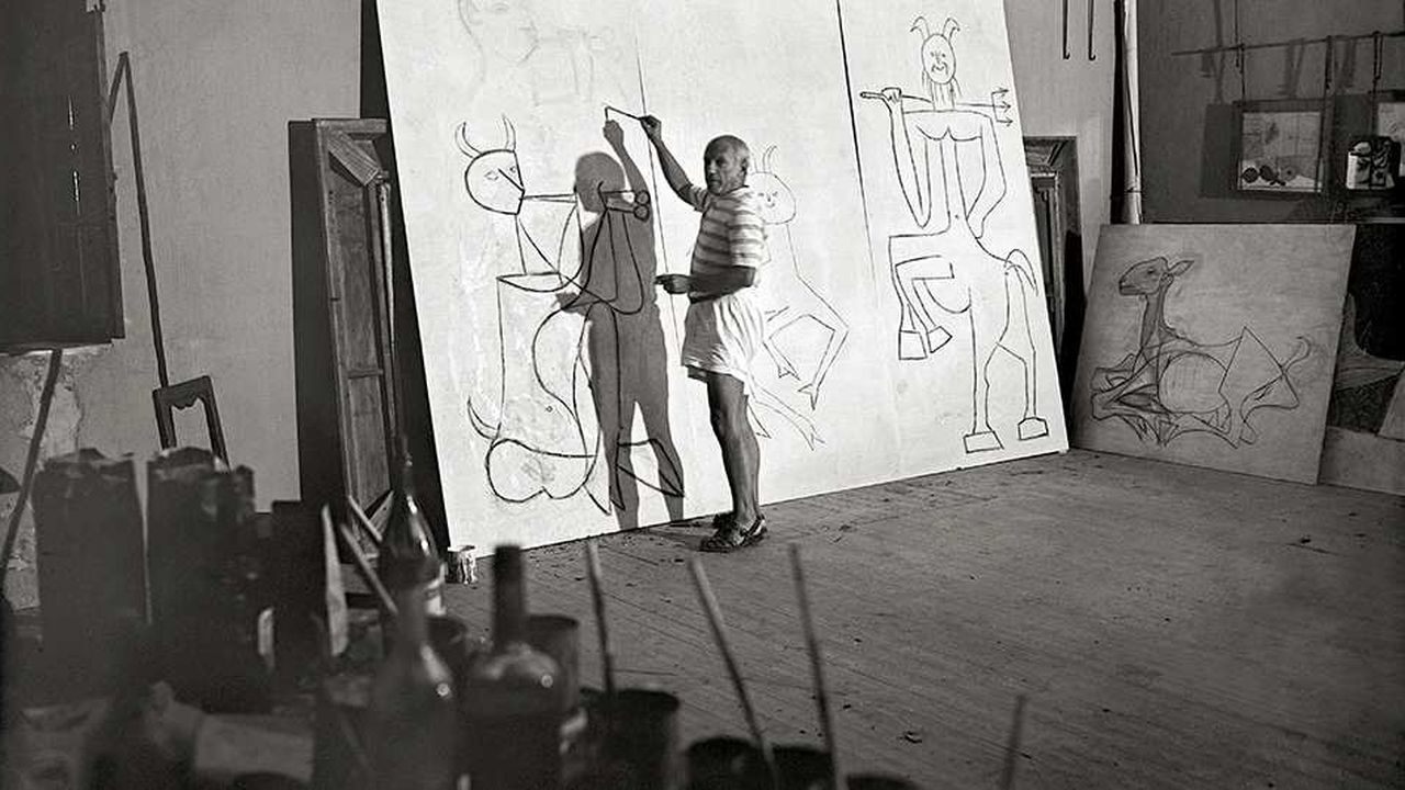 Pablo Picasso dans son atelier du château Grimaldi, à Antibes, pendant l’été 1948