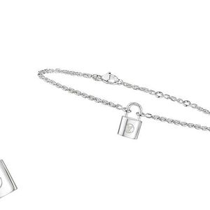 Le pendentif et le bracelet Silver Lockit de Louis Vuitton