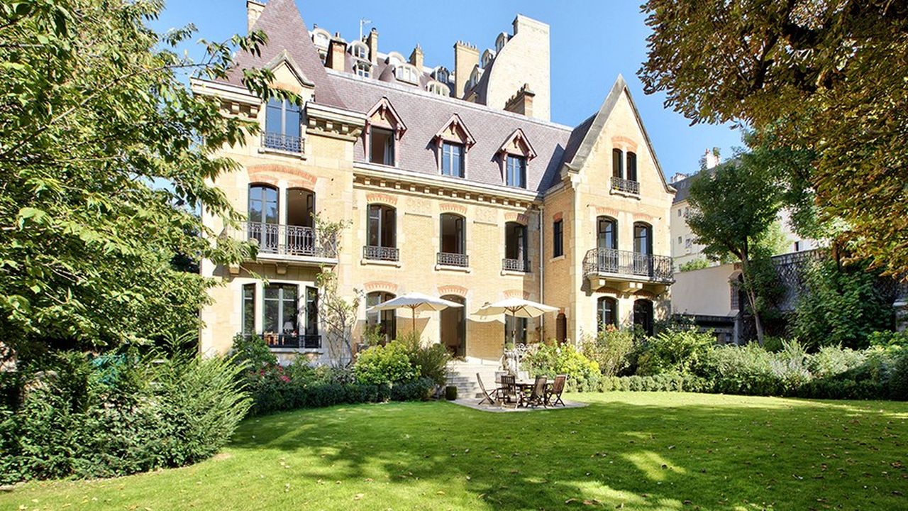 Hôtel particulier de 610 m2 avec jardin de 800 m2, dans le 17e arrondissement — 11,9 millions d’euros.