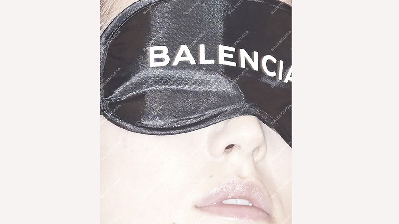 Le masque de repos Balenciaga en vente chez Colette