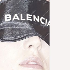 Le masque de repos Balenciaga en vente chez Colette