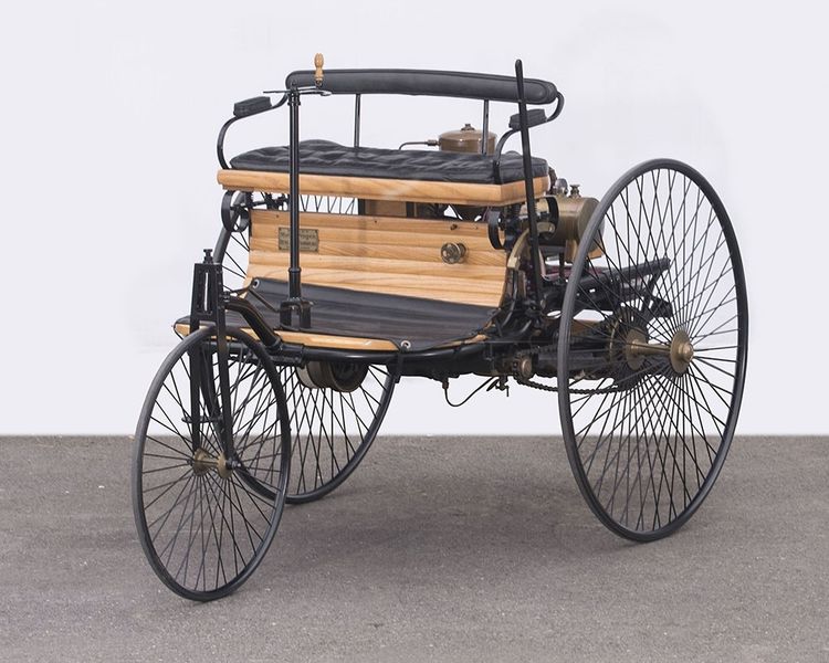Réplique du Tricycle Benz de 1886 estimée entre 90 000 et 110 000 euros.