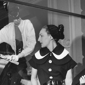 Mannequin portant une silouhette Schiaparelli devant la boutique de la marque en 1954.