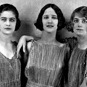Lisa, Anna et Margot Duncan, filles adoptives d’Isadora Duncan, dans des robes de Mariano Fortuny y Madrazo (1871-1949), vers 1920.