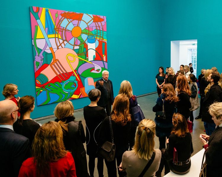 L’artiste Michael Craig-Martin organise en personne une visite commentée de l’exposition qui lui ai consacrée à la Serpentine Gallery de Londres.