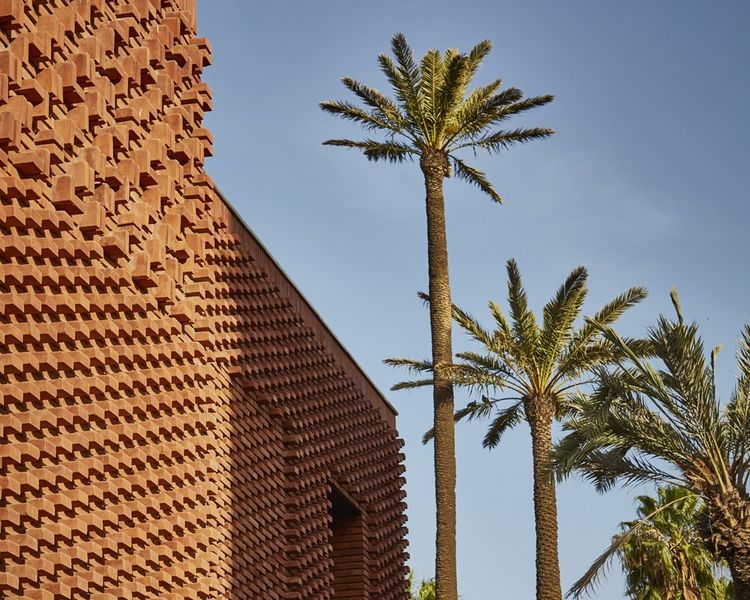 Réalisé par Karl Fournier et Olivier Marty (Studio KO), le musée Yves Saint Laurent est un bâtiment à la fois contemporain et marocain, comme le souhaitait Pierre Bergé.