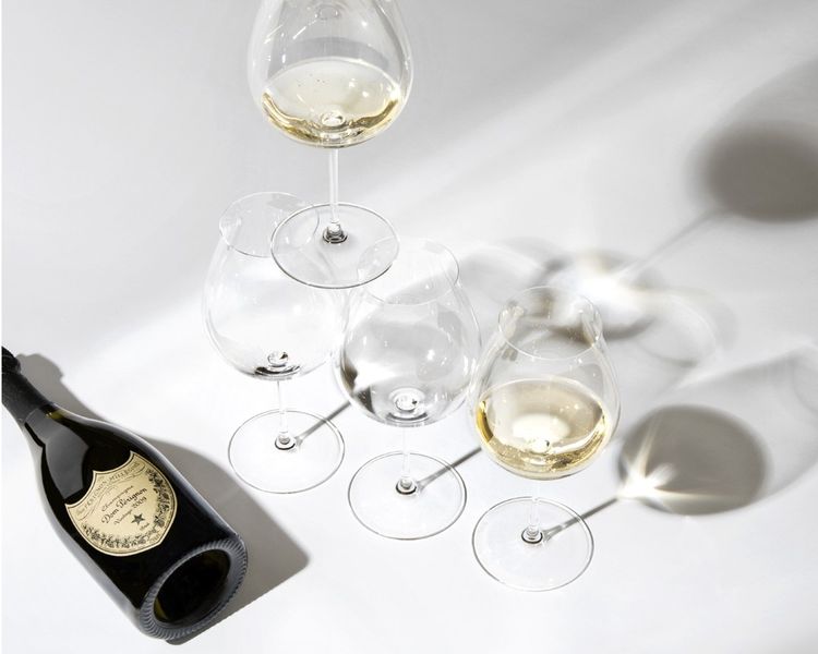 Dom Pérignon Vintage 2009 et verres Riedel Veritas New World Pinot Noir, l'association préconisée par la maison. Perrier-Jouët demeure fidèle à la flûte, ici pour sa cuvée Grand Brut.