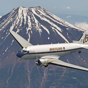 Le Douglas DC-3 survolant le mont Fuji. Le Japon fut l'une des multiples étapes du Breitling DC-3 World Tour.