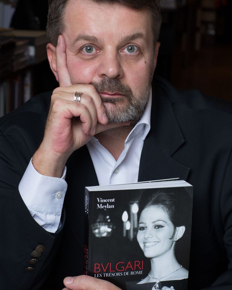 Vincent Meylan avec son livre Bvlgari.