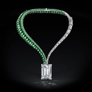 Le collier The Art of de Grisogono-Creation 1 orné du plus grand diamant de taille émeraude jamais proposé aux enchères.